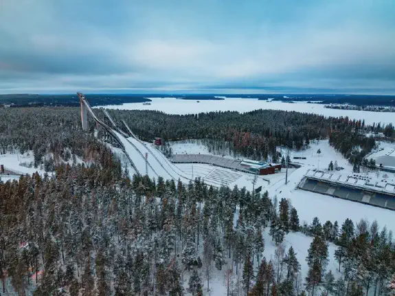 Suomalaisen kansanperinteen juhlistaminen suomalaisissa urheilulajeissa